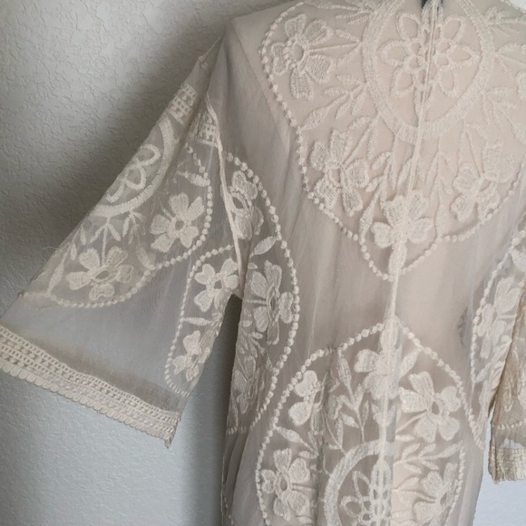 Windsor Ivory Lacey Embroidered Robe - Picture 5 of 12
